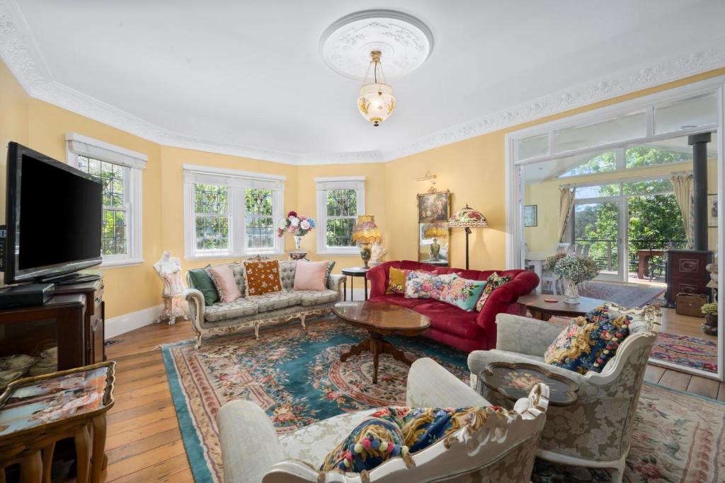 Berdea في ليورا: غرفة معيشة مع أرائك وتلفزيون بشاشة مسطحة