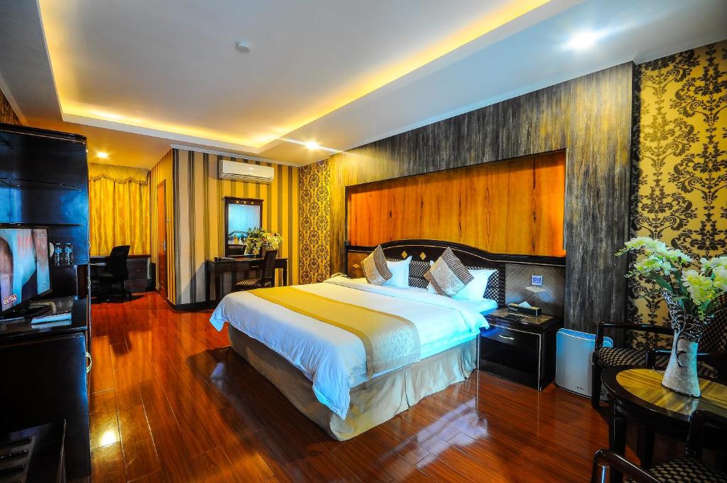 um quarto de hotel com uma cama e uma televisão em Interpark Hotel em Olongapo