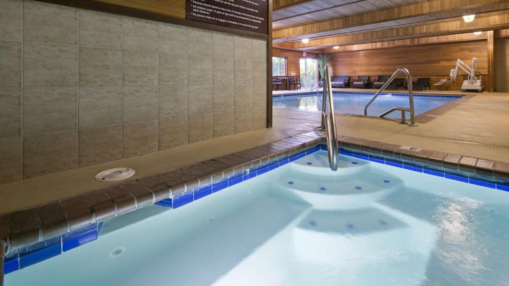 Bazén v ubytování Best Western University Inn and Suites nebo v jeho okolí
