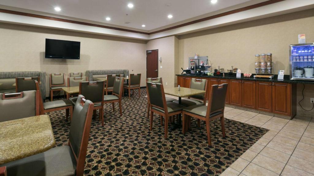 TV a/nebo společenská místnost v ubytování Best Western University Inn and Suites