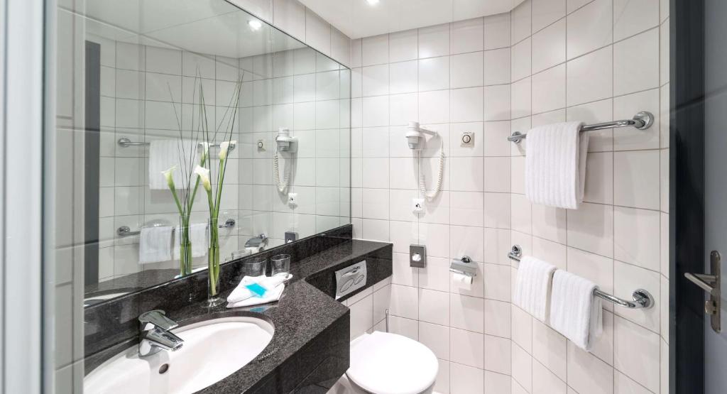 Un baño de Essential by Dorint Basel City