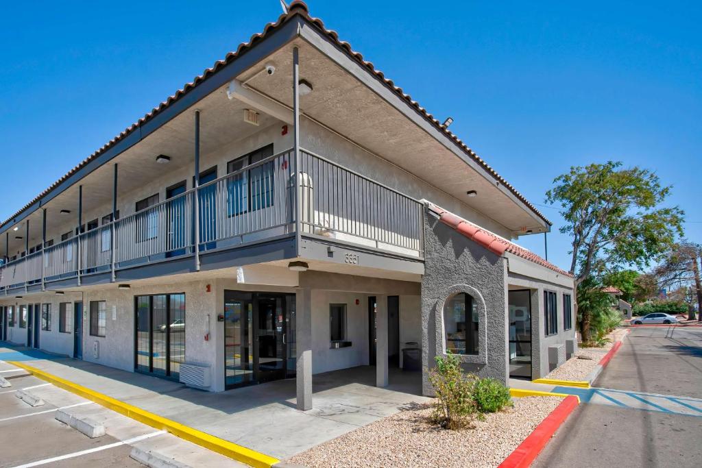un edificio con un balcón en el lateral. en Motel 6-Kingman, AZ - Route 66 East, en Kingman