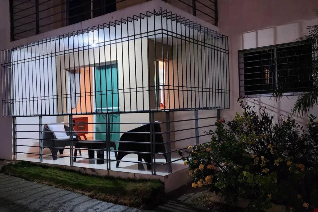 un balcón de una casa con 2 bancos en You deserve a comfortable stay! en Santiago de los Caballeros