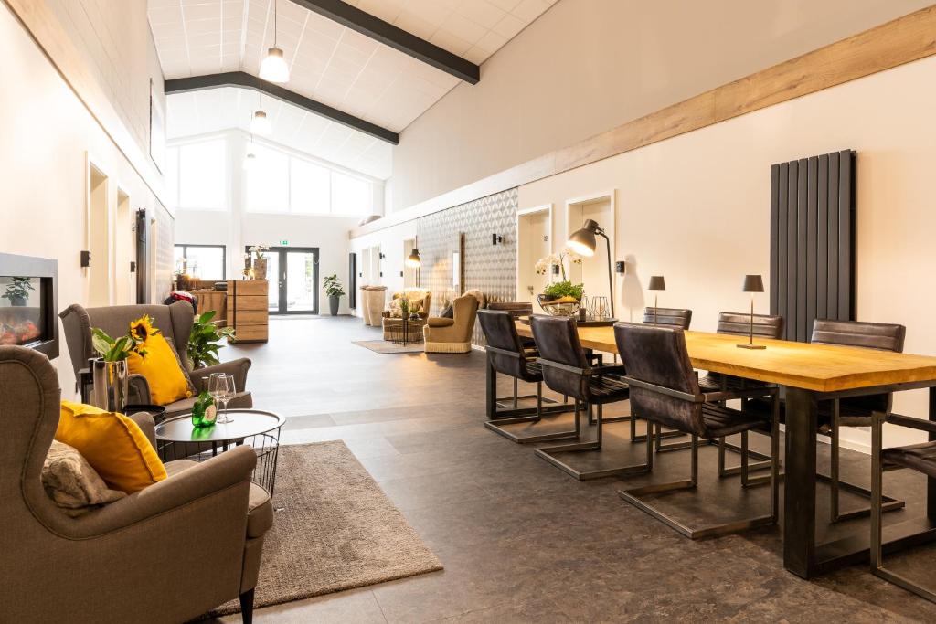 a dining room with a table and chairs at Motel Hasetal in Löningen