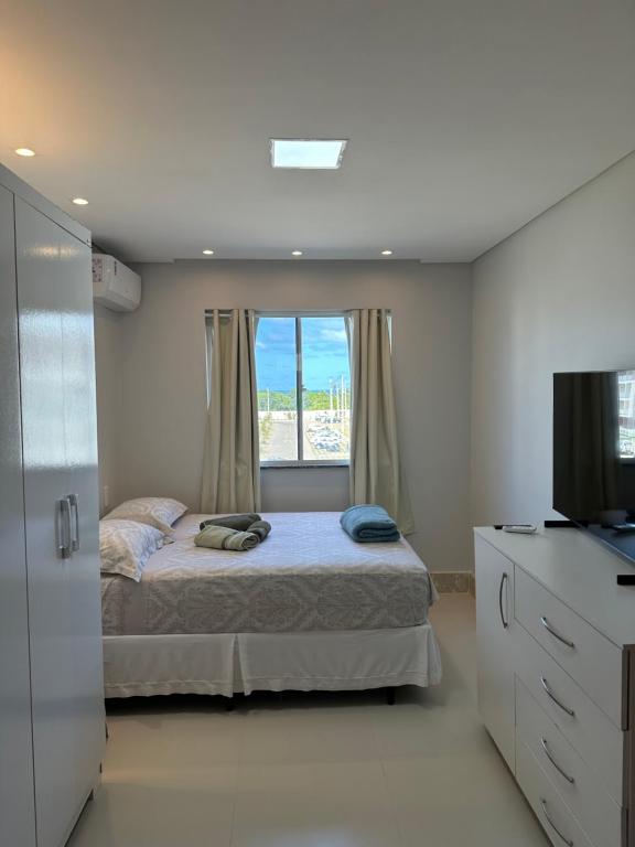 1 dormitorio con cama y ventana en Lanzaroti - 204, en Ilhéus