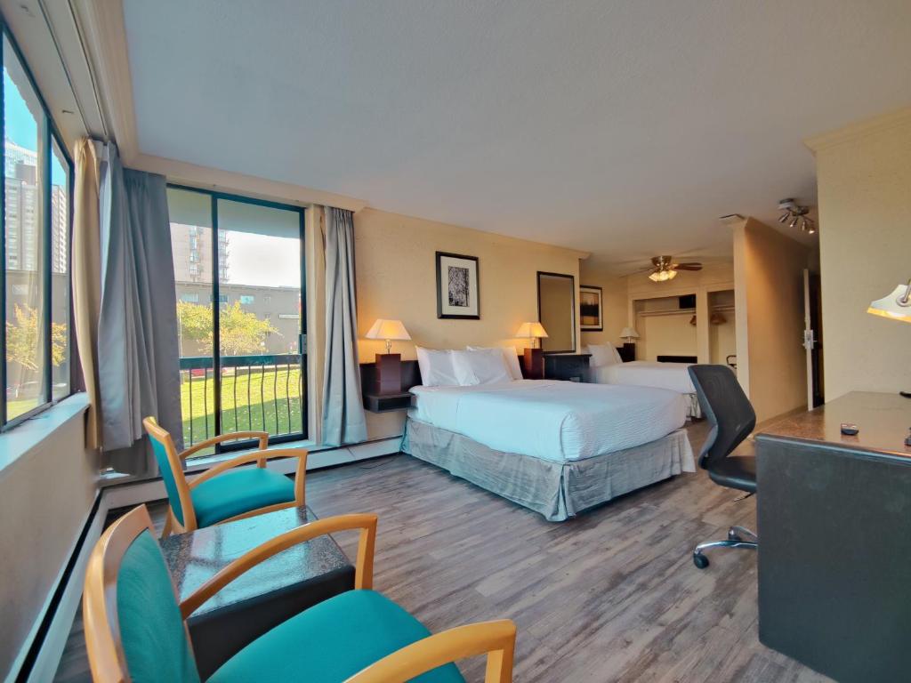 Postel nebo postele na pokoji v ubytování Divya Sutra Suites on Robson Downtown Vancouver