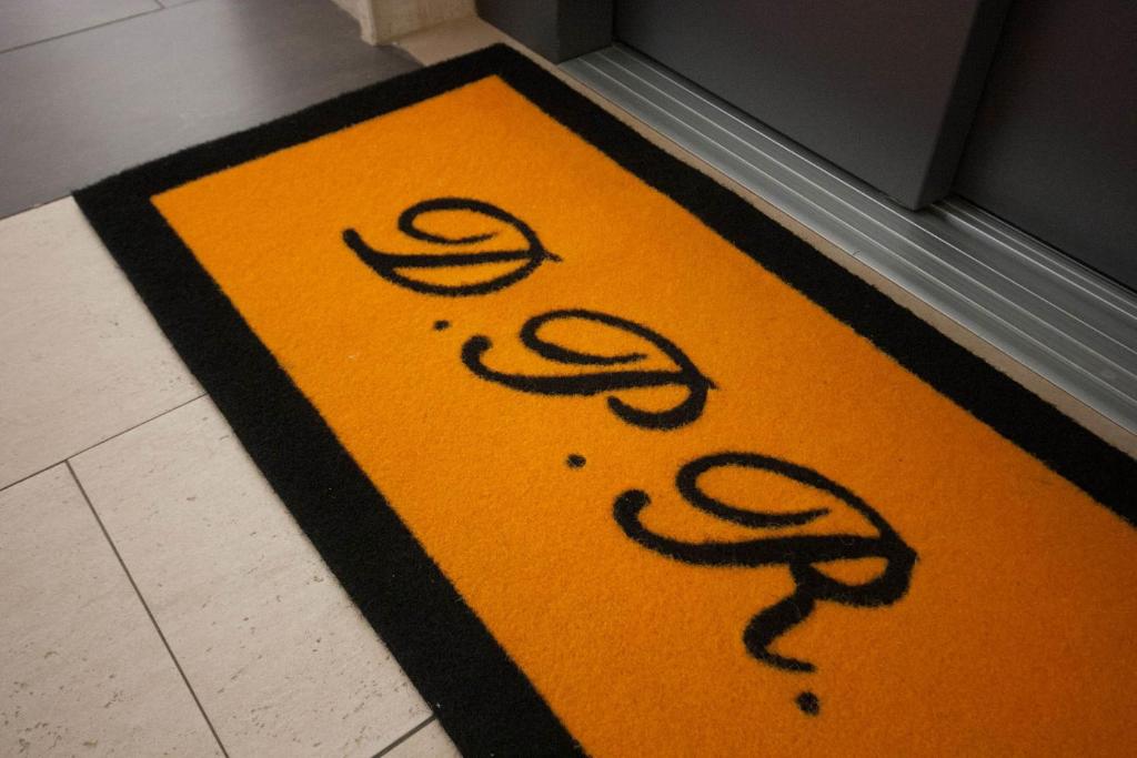 alfombra amarilla en el suelo de una habitación en Della Piana Residence, en Aprilia