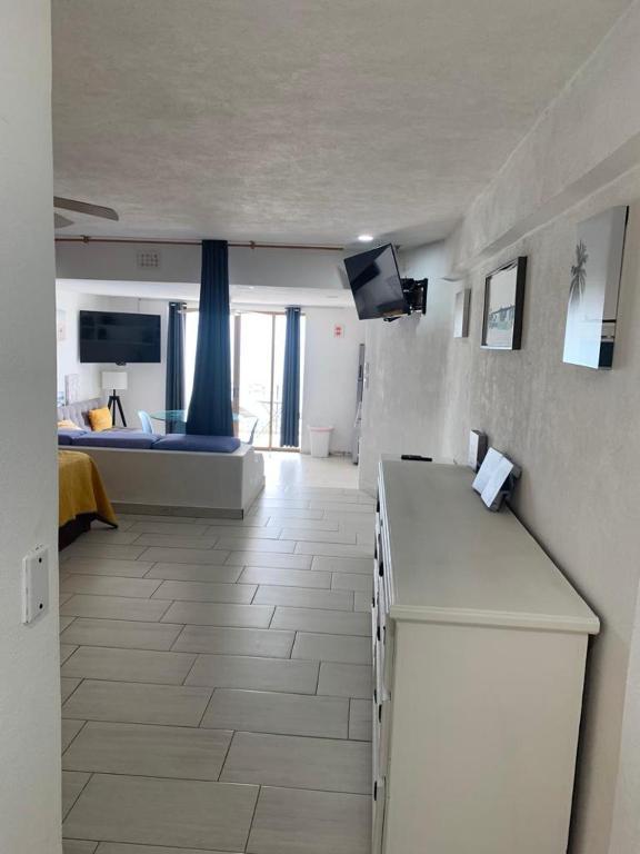 TV a/nebo společenská místnost v ubytování Puerto Vallarta Condo Frente al mar