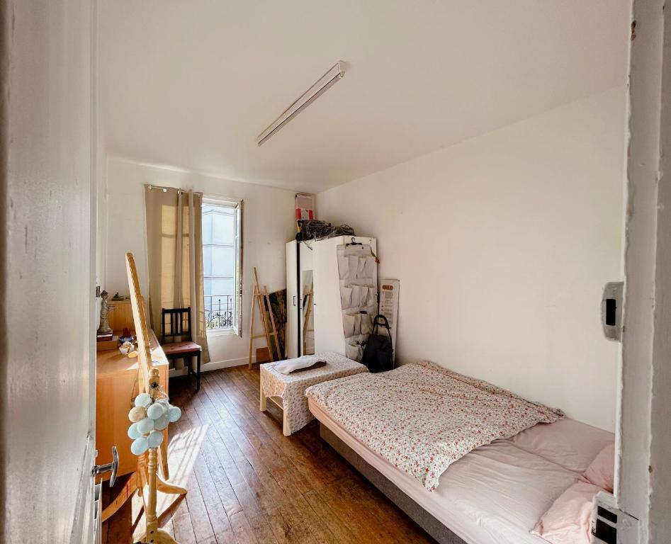 - une chambre avec un lit et un réfrigérateur dans l'établissement Room Private next to Train B 100meter, easy go to Centre Ville, not whole appartement, à Cachan