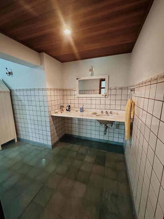 uma casa de banho com um lavatório e um espelho em Studio Jardim em Pindamonhangaba