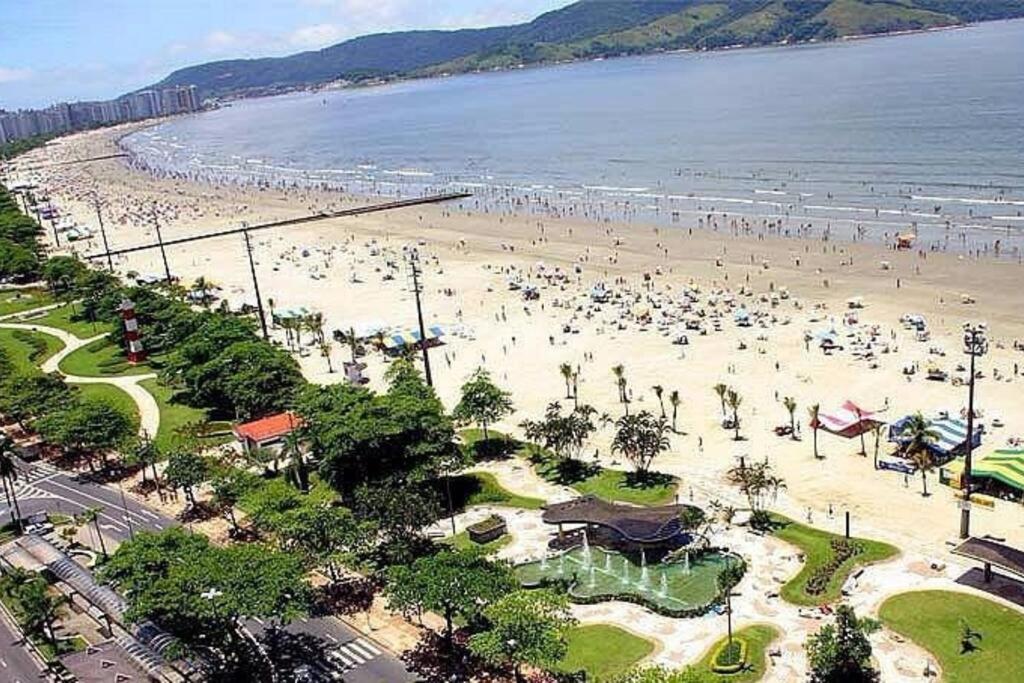 桑托斯的住宿－ÓTIMO APARTAMENTO - UMA QUADRA DA PRAIA EM SANTOS，海滩上有很多人