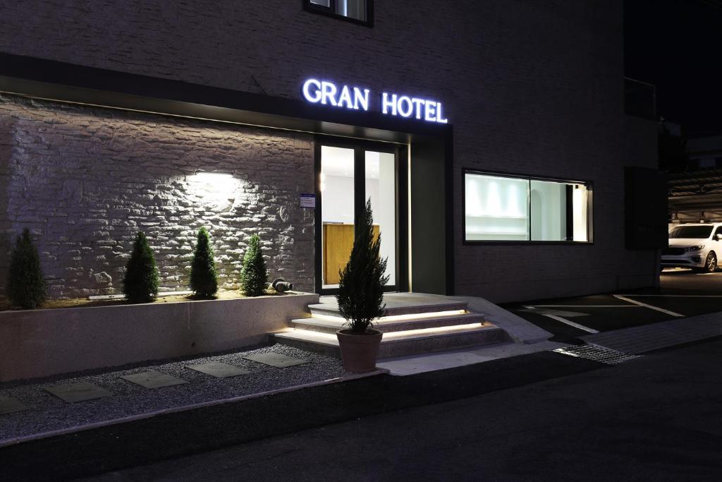 群山市にあるGran Hotelの緑のホテルの看板がある建物