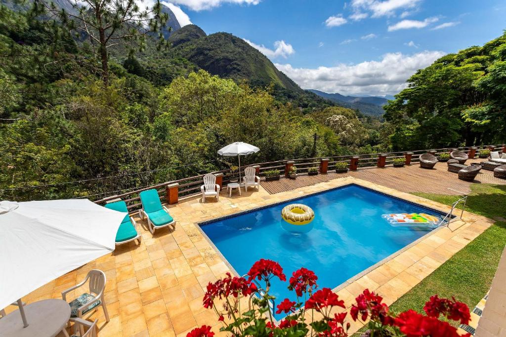 una piscina con vistas a las montañas en Casa em Araras: Piscina, sauna e serviço incluído!, en Araras