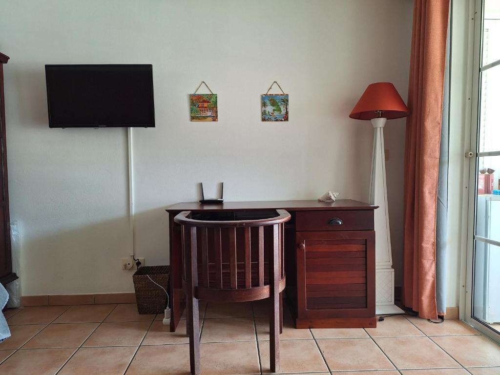 TV a/nebo společenská místnost v ubytování Le MaDja'Kaz - studio en résidence et bord de Mer - Sainte Luce Martinique