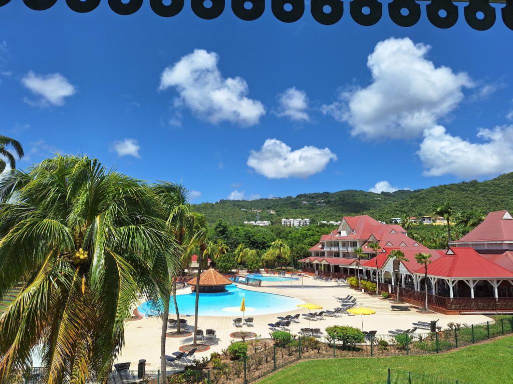 - une vue sur la piscine d'un complexe dans l'établissement Le MaDja'Kaz - studio en résidence et bord de Mer - Sainte Luce Martinique, à Sainte-Luce