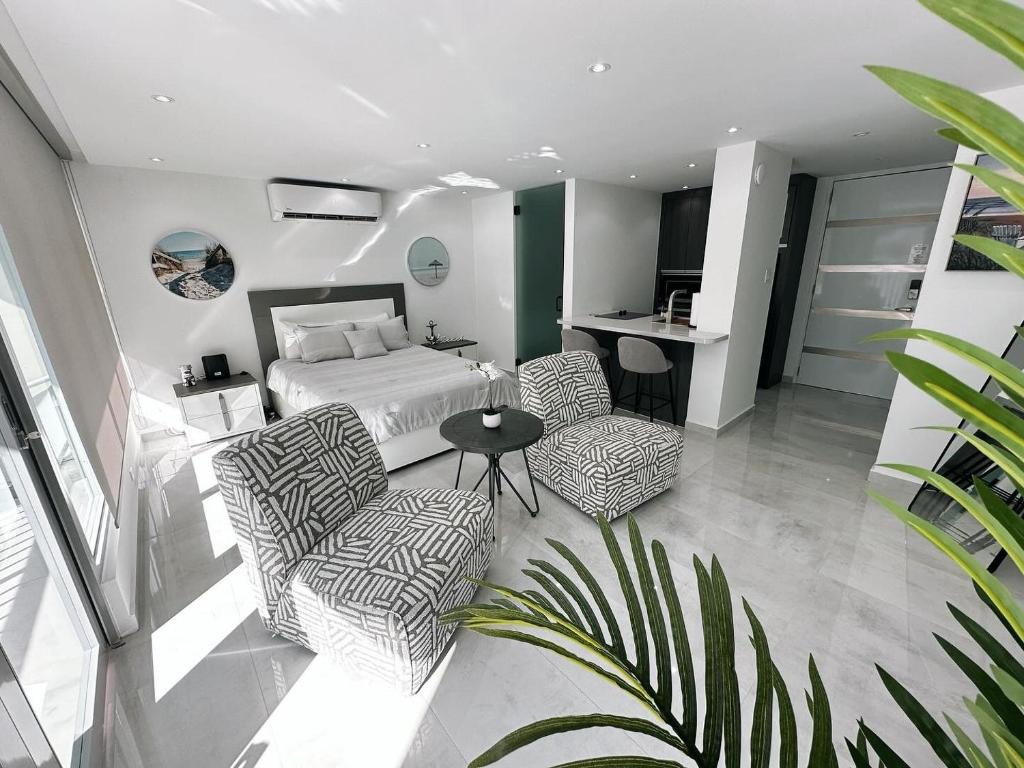 Et opholdsområde på Ocean Front Coral Luxury Apartment