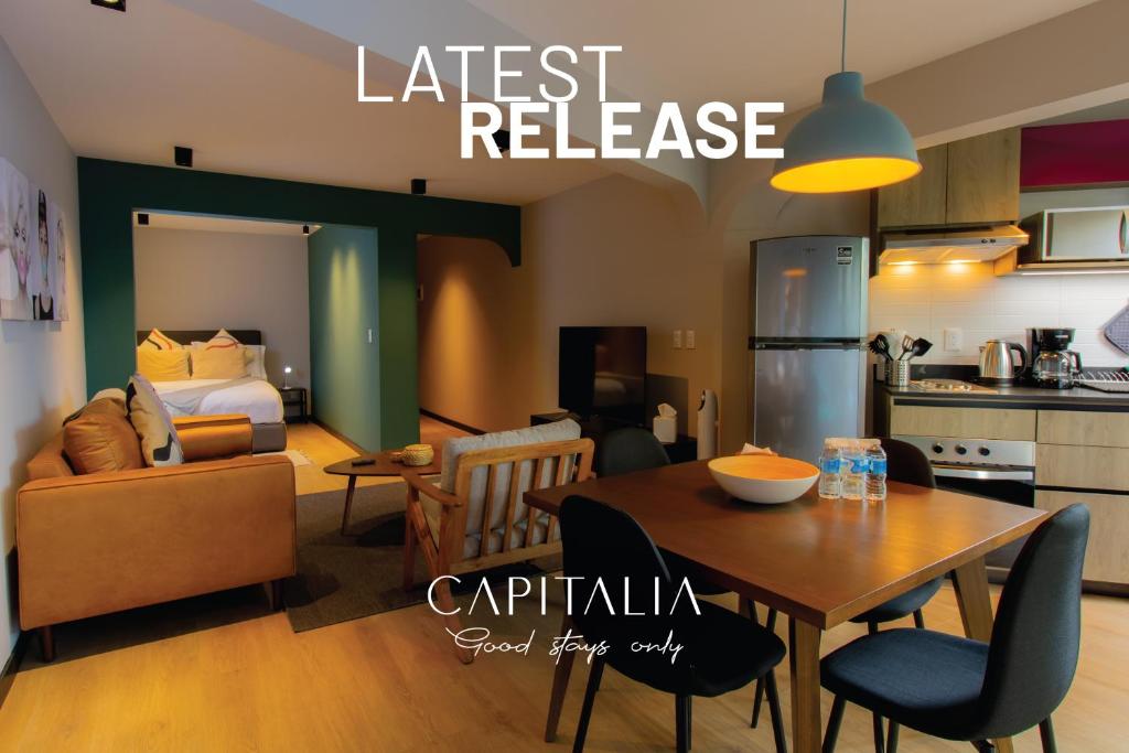 een keuken en een woonkamer met een tafel en een eetkamer bij Capitalia - Apartments - José Martí in Mexico-Stad