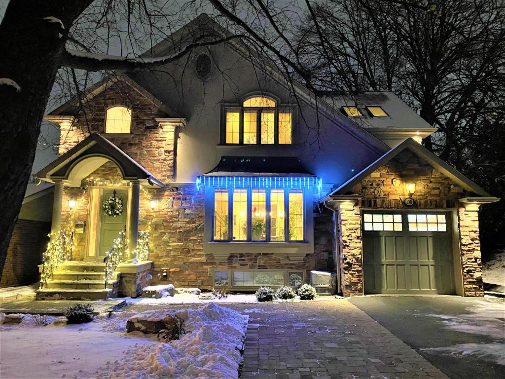 Una casa con luces azules en la parte delantera. en iResidence in Toronto - LUX 3 Bedroom Vacation Home, en Toronto