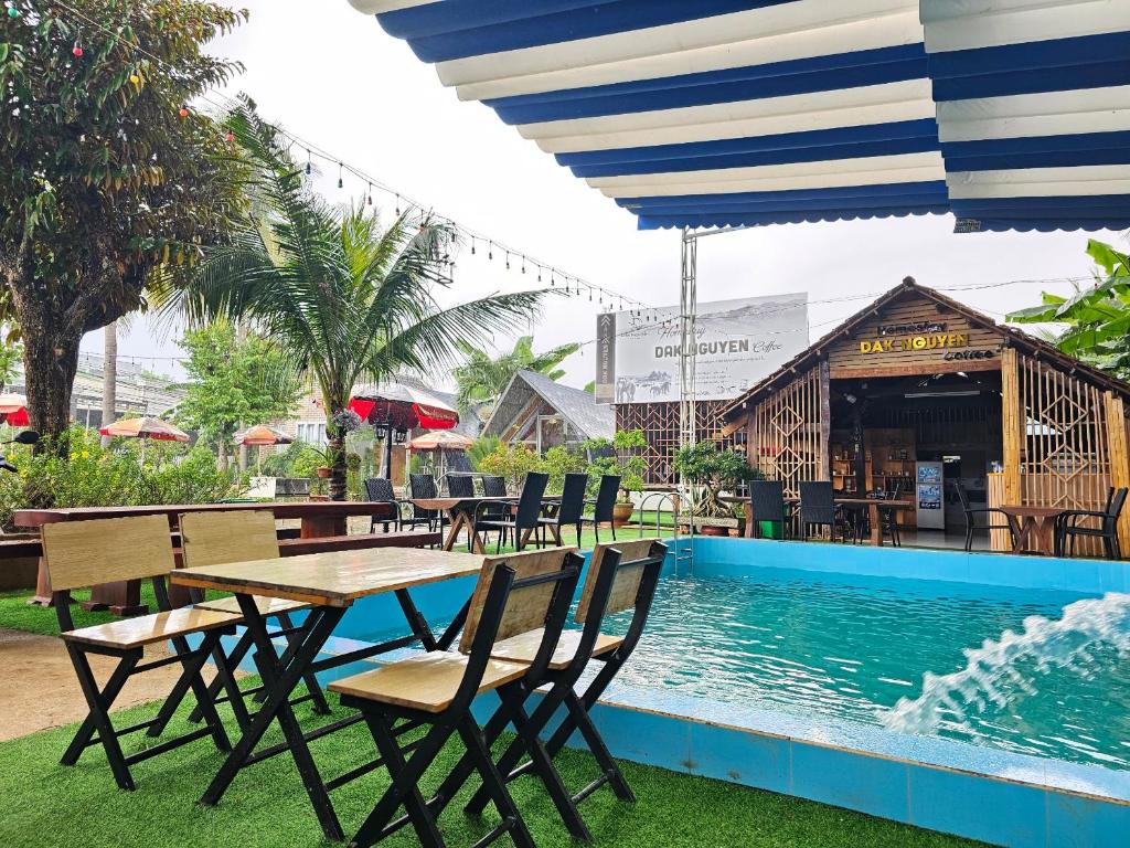 Πισίνα στο ή κοντά στο Dak Nguyen Homestay DakLak