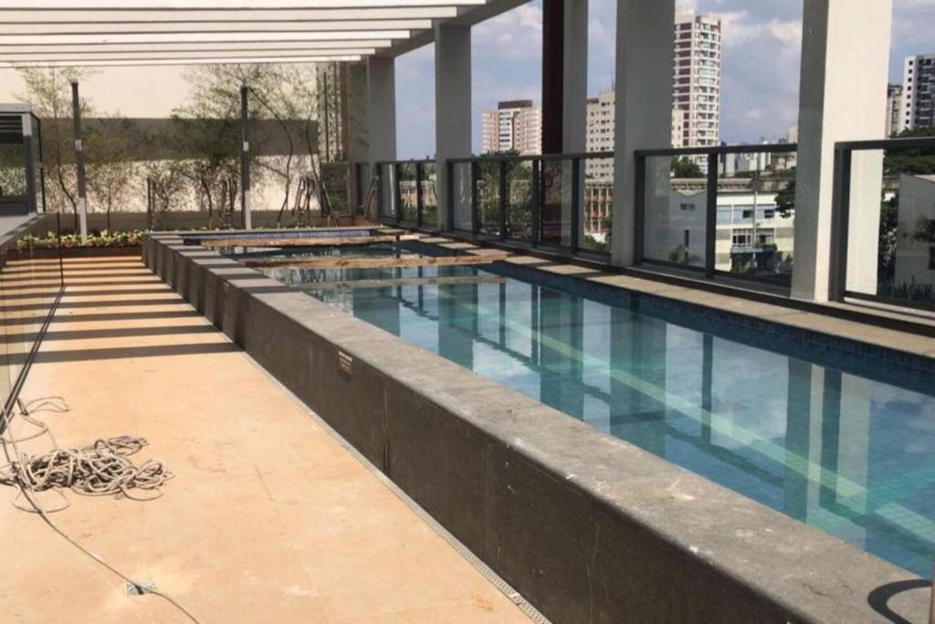 uma piscina no telhado de um edifício em Apartamento em São Paulo (Rosabianco) em São Paulo