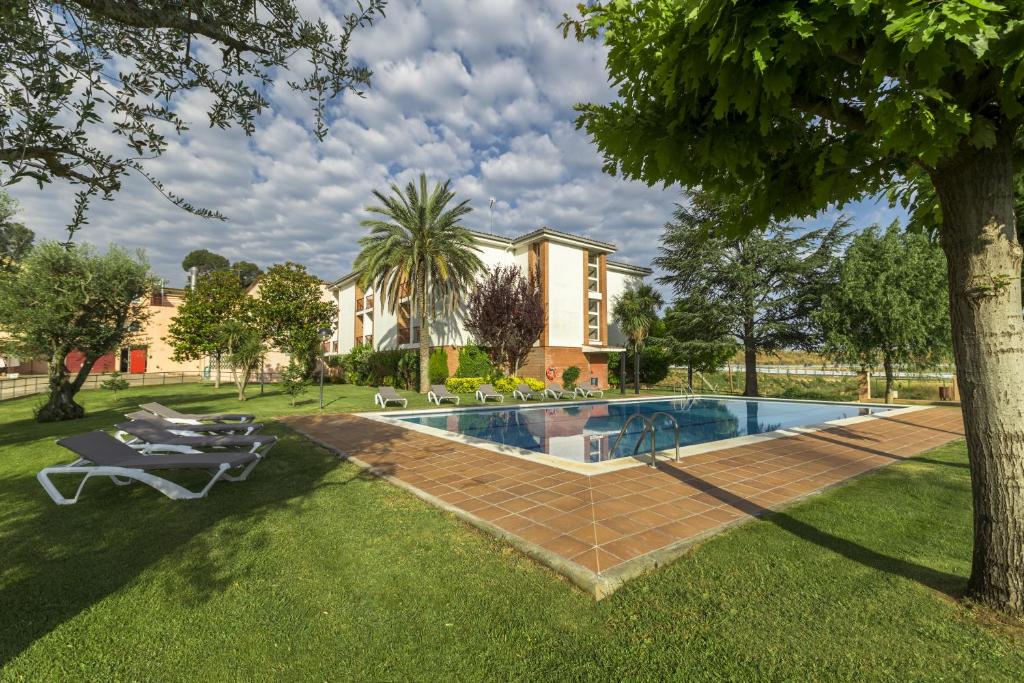 Bazén v ubytování Hotel Sausa nebo v jeho okolí