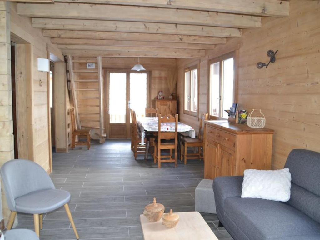 un salon avec un canapé bleu et une table dans l'établissement Spacieux chalet 10 pers, proche pistes, parking, garage - FR-1-467-65, au Grand-Bornand