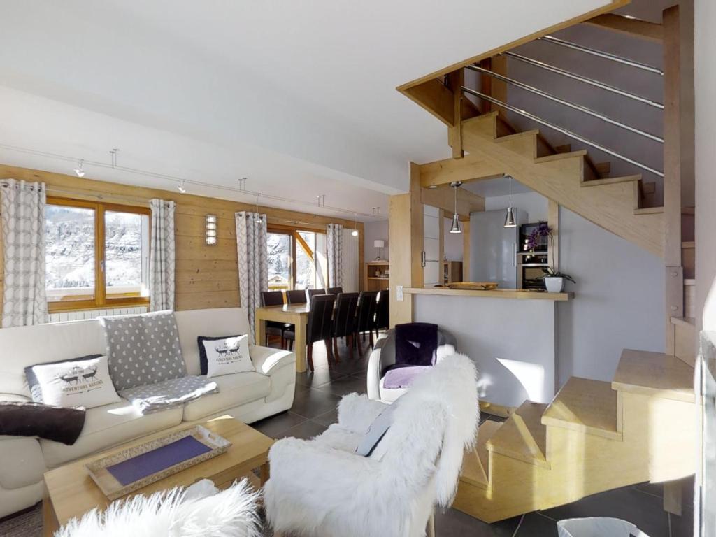 ein Wohnzimmer mit einer Couch und einer Treppe in der Unterkunft Grand appartement 9 pers, proche des pistes, Le Grand-Bornand - FR-1-467-57 in Le Grand-Bornand