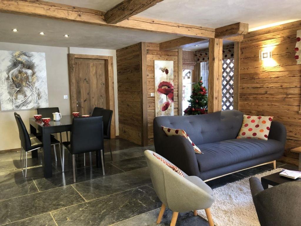 a living room with a blue couch and a table at Appartement Le Grand-Bornand, 3 pièces, 6 personnes - FR-1-467-84 in Le Grand-Bornand