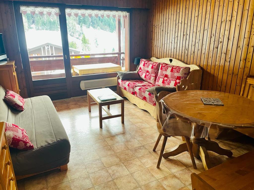 salon z kanapą i stołem w obiekcie Studio cosy 4 pers. proche centre, balcon, parking privé, 700m pistes ski, navette gratuite - FR-1-467-118 w mieście Le Grand-Bornand