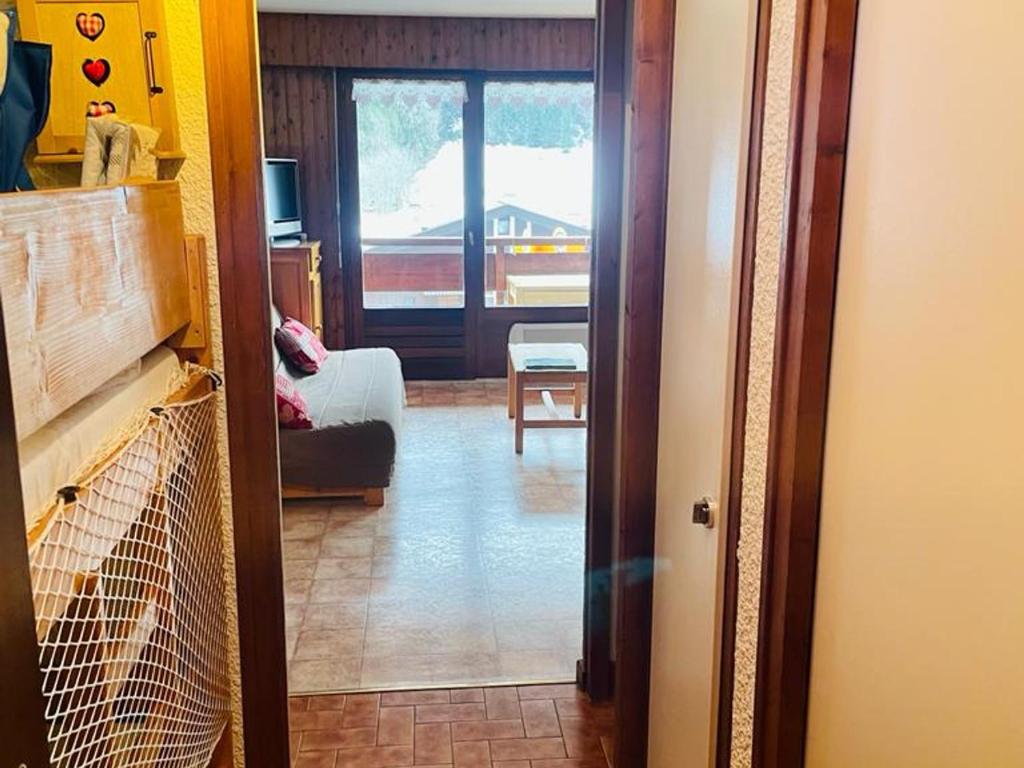 widok na salon z korytarza w obiekcie Studio cosy 4 pers. proche centre, balcon, parking privé, 700m pistes ski, navette gratuite - FR-1-467-118 w mieście Le Grand-Bornand