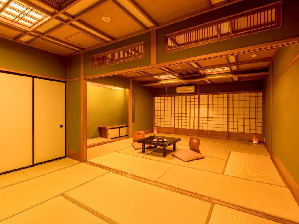 Posezení v ubytování Ooedo Onsen Monogatari Premium Yoshinoya Irokuen