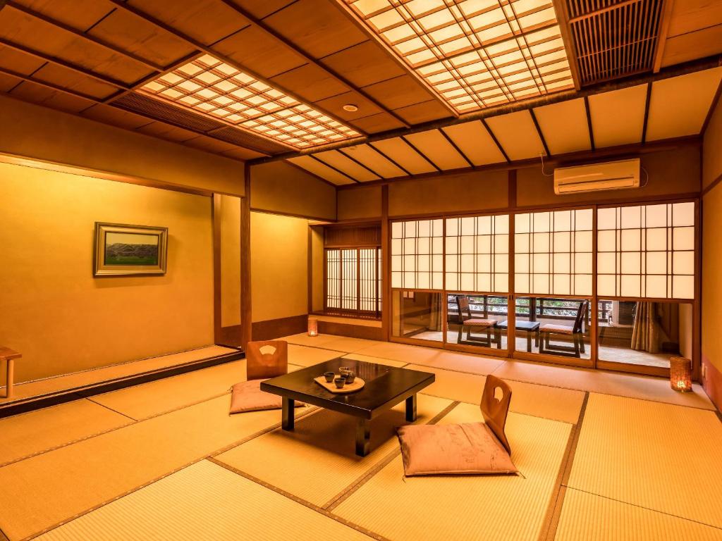 Posezení v ubytování Ooedo Onsen Monogatari Premium Yoshinoya Irokuen