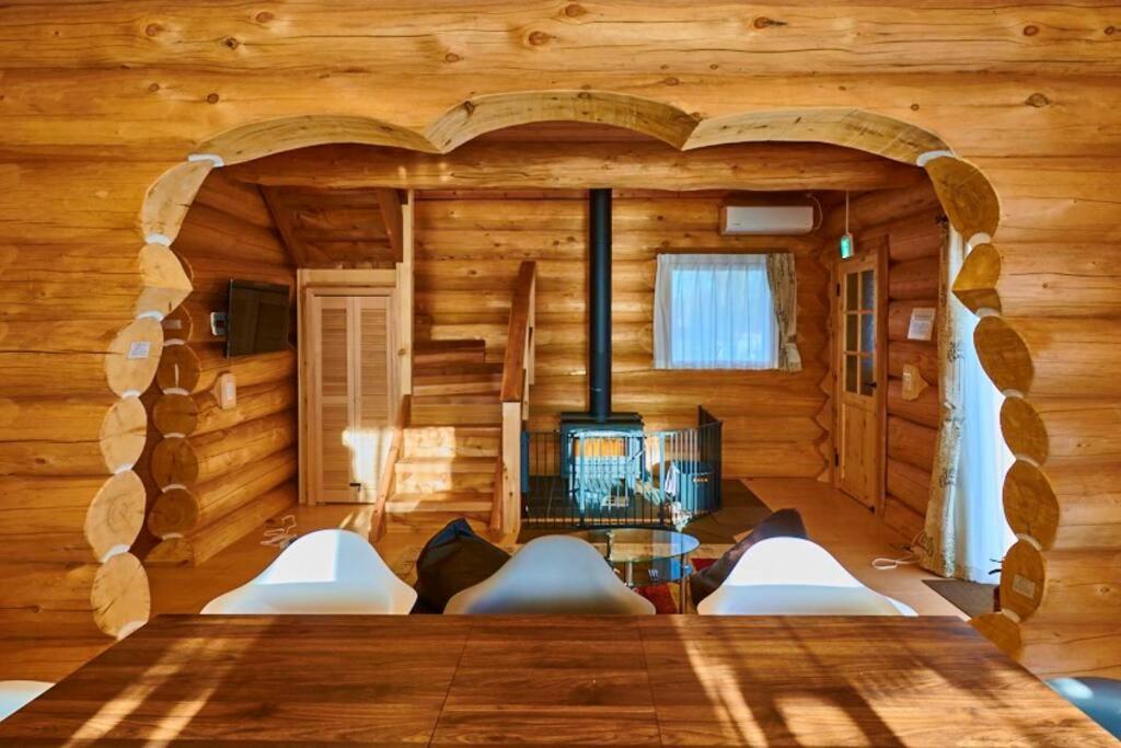 a room with an archway in a log cabin at 木の王様イェローシーダー ポーラーハウスカナディアン西軽井沢1 in Kutsukake