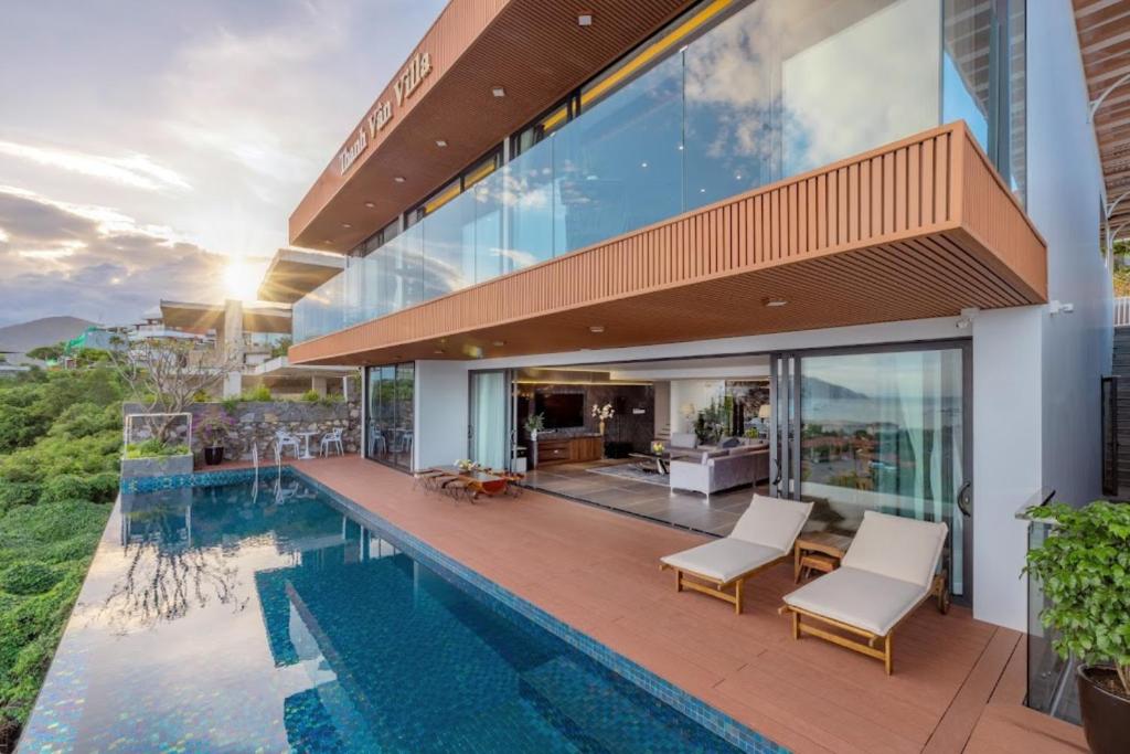 ein Bild eines Hauses mit Pool in der Unterkunft Ocean Front Villa Nha Trang in Nha Trang