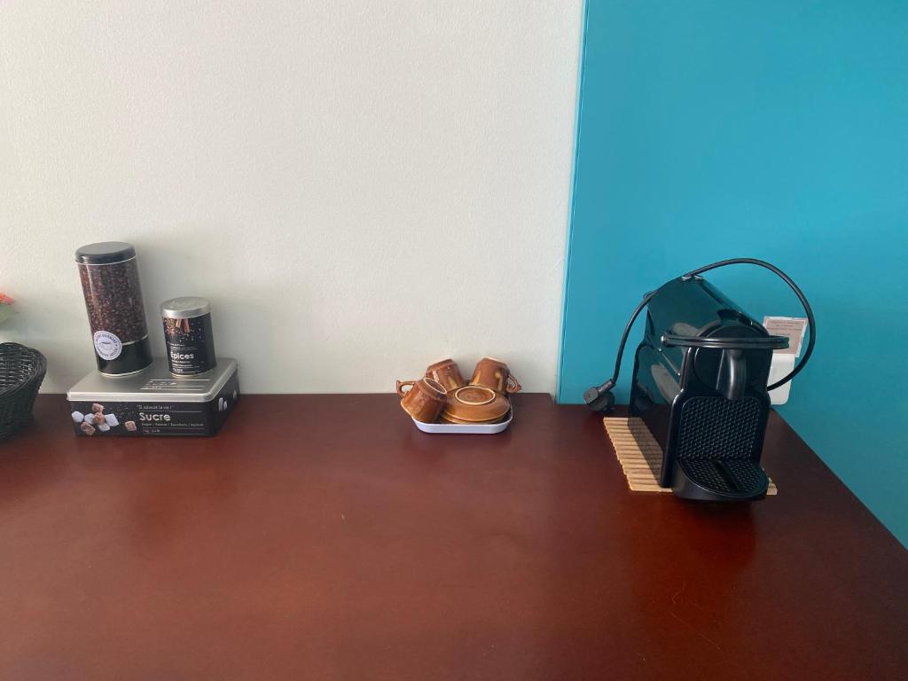 Příslušenství pro přípravu čaje a kávy v ubytování Au beau village studio premium