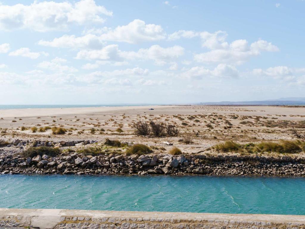 une rivière au milieu d'une plage de sable dans l'établissement Gruissan: Studio Mezzanine proche plage, animaux et parking - FR-1-409-168, à Gruissan