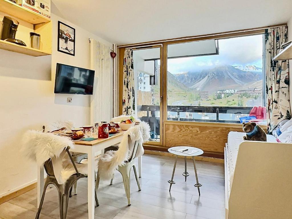 - un salon avec une table et une grande fenêtre dans l'établissement Studio Tignes, 1 pièce, 4 personnes - FR-1-411-905, à Tignes