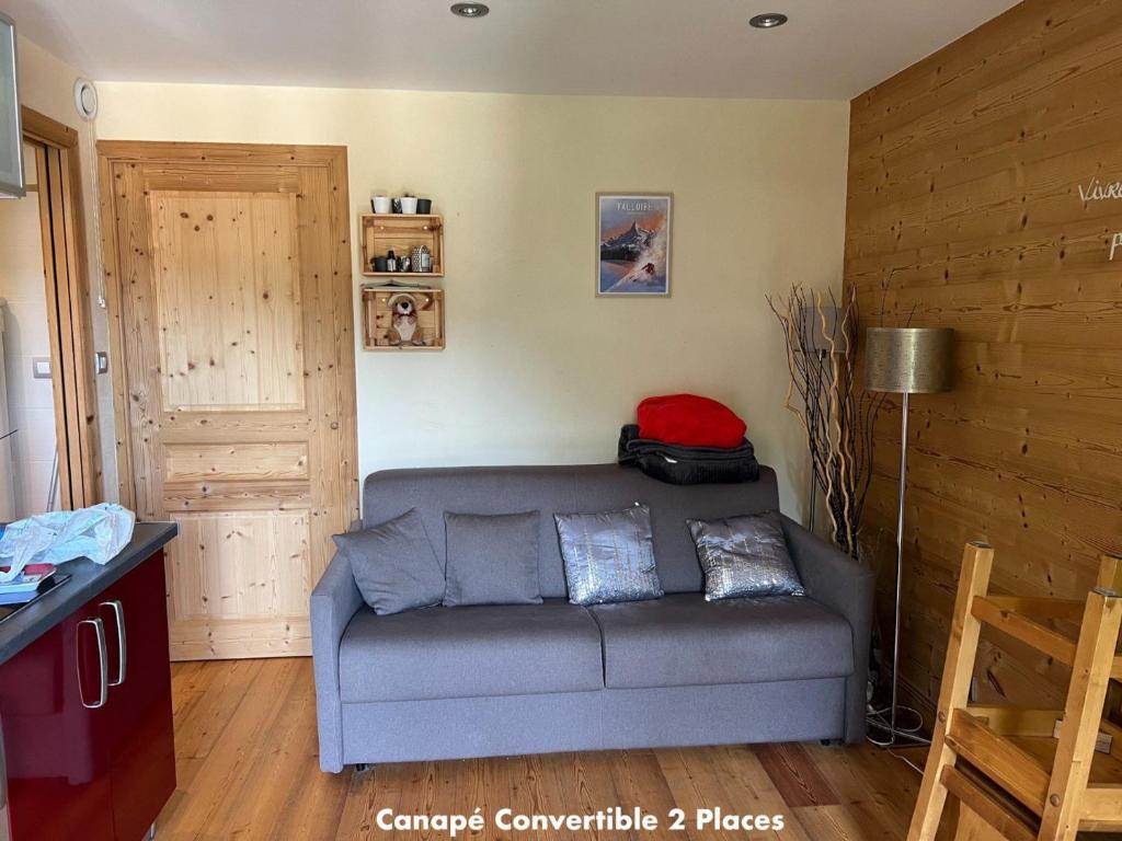 a living room with a gray couch in a room at Appartement Valloire, 1 pièce, 4 personnes - FR-1-263-535 in Valloire