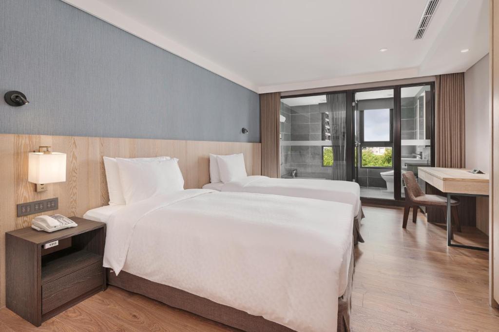Postel nebo postele na pokoji v ubytování Four Points by Sheraton Yilan Jiaoxi