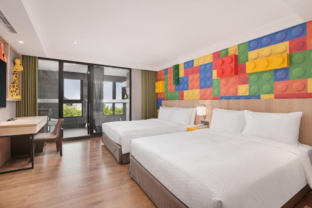 Postel nebo postele na pokoji v ubytování Four Points by Sheraton Yilan Jiaoxi
