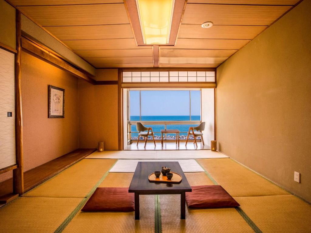 Posezení v ubytování Ooedo Onsen Monogatari Kaike