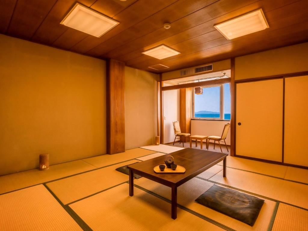 Postel nebo postele na pokoji v ubytování Ooedo Onsen Monogatari Kaike