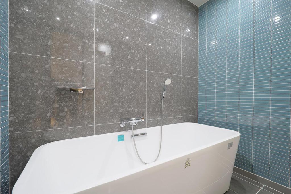 Koupelna v ubytování HOTEL YUNA Business