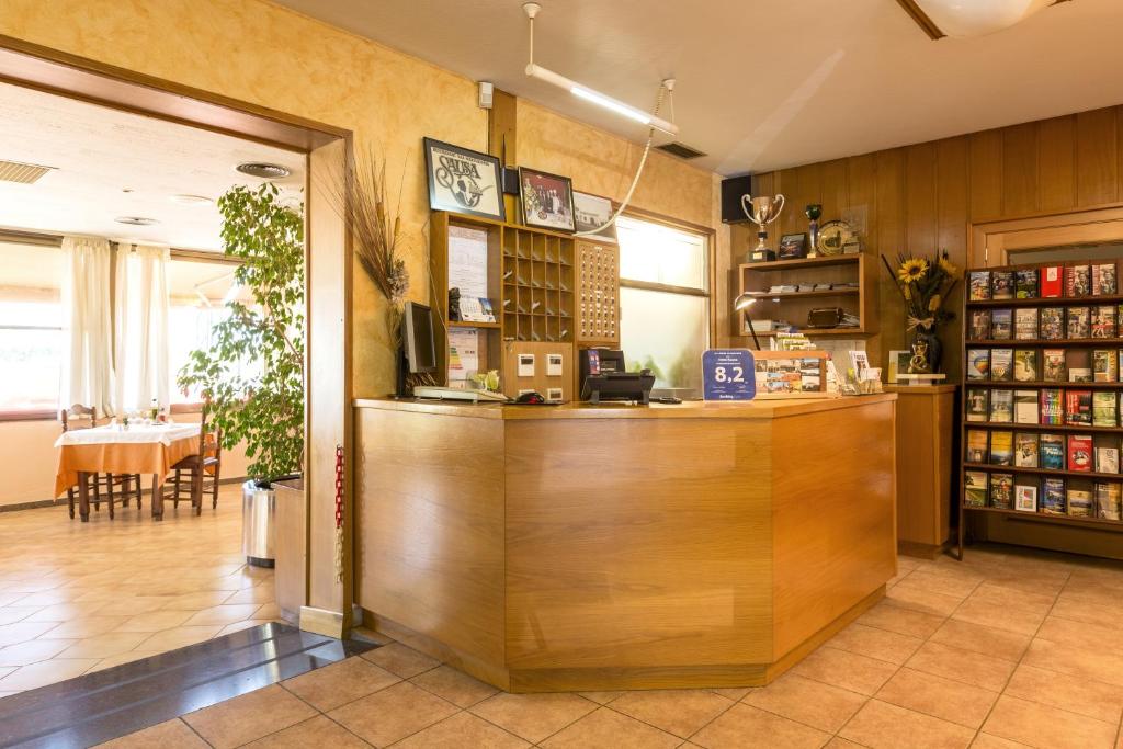 Příslušenství pro přípravu čaje a kávy v ubytování Hotel Sausa