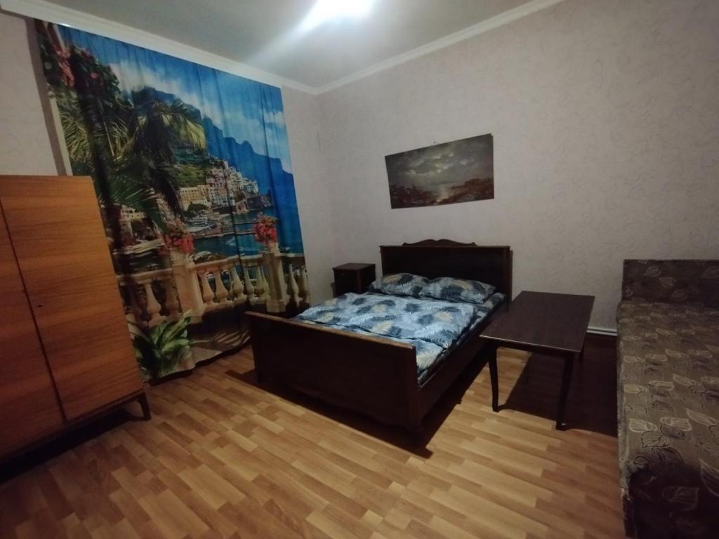 1 dormitorio con 1 cama y una pintura en la pared en Guest House Ed&Er en Argavand