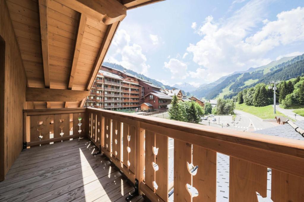 a balcony with a view of the mountains at Résidence Premium L'Hévana - maeva Home - Appartement 4 pièces 8 personnes Exclusive MAE-5148 in Les Allues