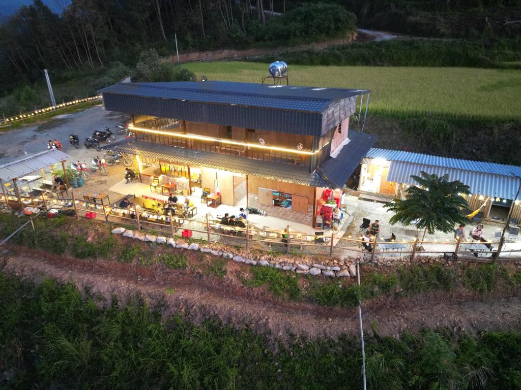 an overhead view of a building with a restaurant at Bao Lac Homestay Hostel & Coffee in Bảo Lạc