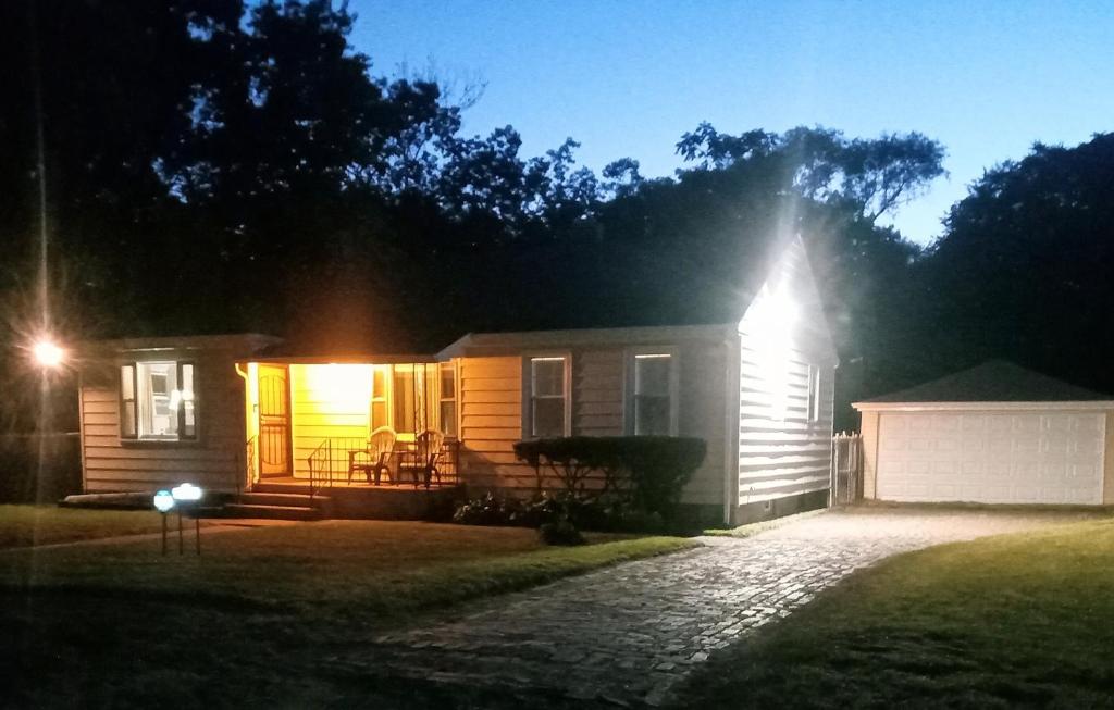 een klein huis 's nachts met lichten aan bij The Young’s - Northern Indiana in Gary