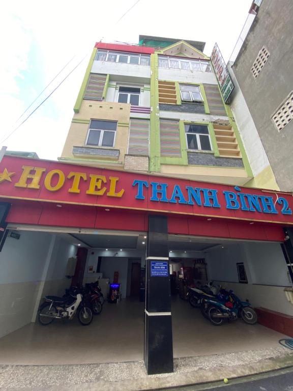 um hotel de um edifício de thanhtar com motocicletas estacionadas em frente em Thanh Bình 2 Hotel em Ho Chi Minh