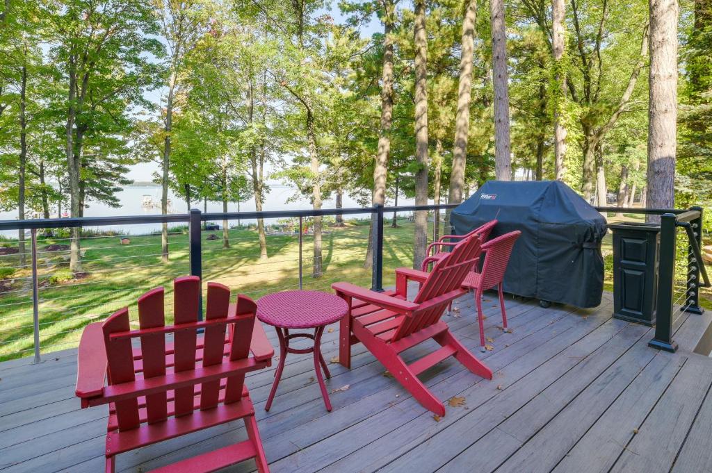 eine Gruppe Stühle und ein Tisch auf einer Terrasse in der Unterkunft Higgins Lake Vacation Rental with Lake Views and Deck! in Roscommon